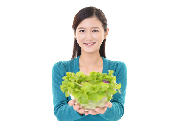 Woman eating fresh vegetable salad - Fotografie, Obrázek