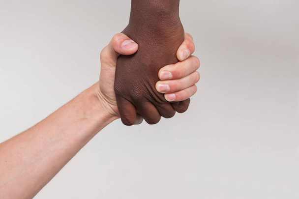 Az afrikai-amerikai vagy afrikai segíti az embert, a fehér bőr nő. - Fotó, kép