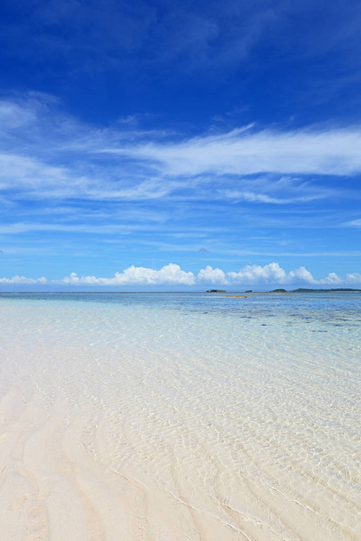Cielo de verano y hermosa playa de Okinawa - Foto, imagen