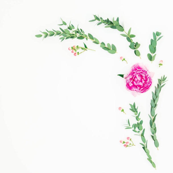 Kompozycja kwiatowa kwiatów różowa piwonia i gałęzi eukaliptusa na białym tle. Widok płaski świeckich, top - Zdjęcie, obraz