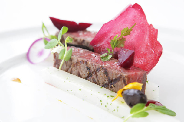 Domuz eti parça et, çok şık bir dekorasyon olarak sebze ile servis - Fotoğraf, Görsel