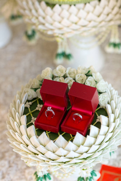 ダイヤモンド リング, 結婚指輪, 結婚指輪の花嫁価格。結婚式のシンボル。結婚式。オブジェクトおよび木製の表面のいくつかの記号 article.rings の画像 - 写真・画像