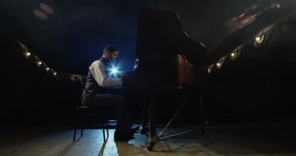 Ο άνθρωπος που παίζει πιάνο στο στάδιο - Πλάνα, βίντεο