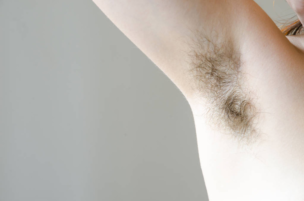 mulheres peludas axila, close-up, sem barba, um monte de cabelo na axila
 - Foto, Imagem