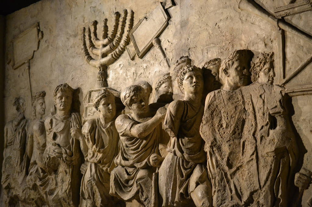 Relief sur l'arc de titus représentant Menorah prise du temple de Jérusalem en 70 après JC - Histoire d'Israël, guerre juive
 - Photo, image