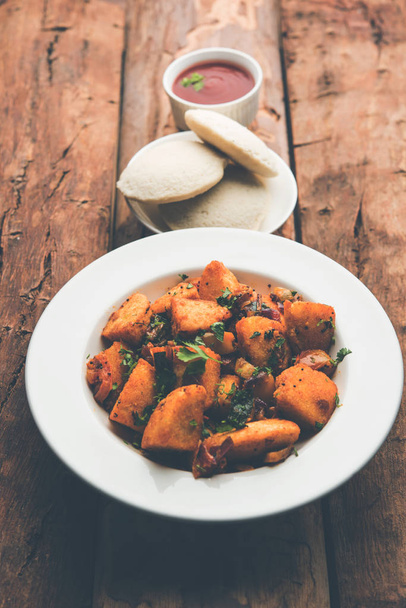 Masala smažené Idlies - jižní indické občerstvení připravované s přežitek líně podávaný s kečup. Selektivní fokus - Fotografie, Obrázek