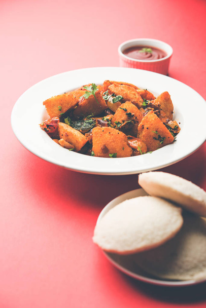 Masala gebakken Idlies - Zuid Indiase Snack gemaakt met overgebleven werkeloos geserveerd met tomatenketchup. selectieve aandacht - Foto, afbeelding