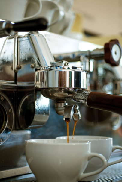 すべてのカップの最大の味の抽出を提供します。カフェで醸造されるコーヒー。コーヒー カップ。Portafilter とエスプレッソを作る。コーヒーを提供する小さなカップを飲みます。エスプレッソ マシンでコーヒーを醸造 - 写真・画像