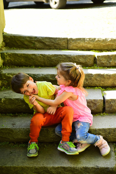 small girl and boy on stairs. Relations. summer holiday and vacation. childhood first love. couple of little children. Boy and girl. best friends, friendship and family values. you are my best friend - Φωτογραφία, εικόνα