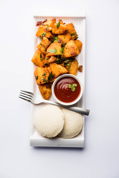 Masala ha fritto Idlies - Merenda indiana del sud fatta usando con avanzi serviti al minimo con ketchup di pomodoro. focus selettivo
 - Foto, immagini