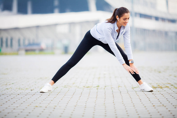 Fitness. Frau macht Workout auf der Straße - Foto, Bild