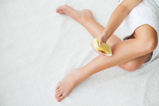 Açúcar: depilação com açúcar liquefeito nas pernas
 - Foto, Imagem