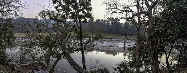 Panorama del río Ramganga en el Parque Nacional Jim Corbett, India
 - Foto, Imagen