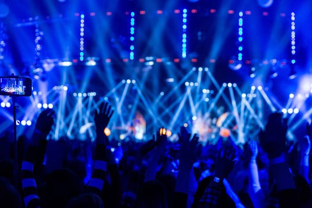 Συναυλία πλήθος διασκεδάζοντας σε μια ροκ συναυλία. - Φωτογραφία, εικόνα