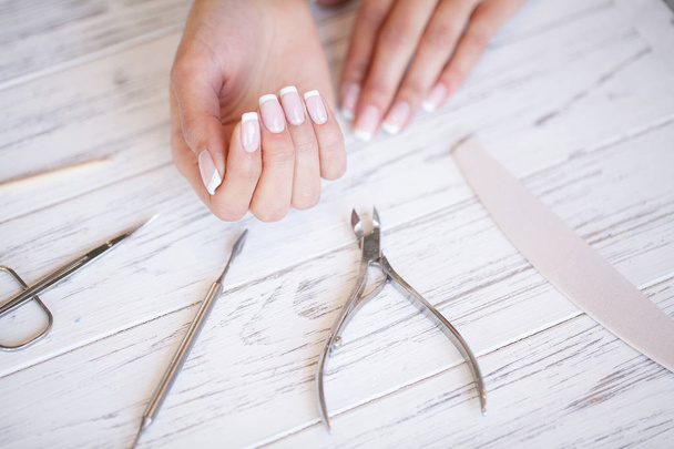 Manicure salon. Vrouw in nagel salon manicure ontvangen - Foto, afbeelding