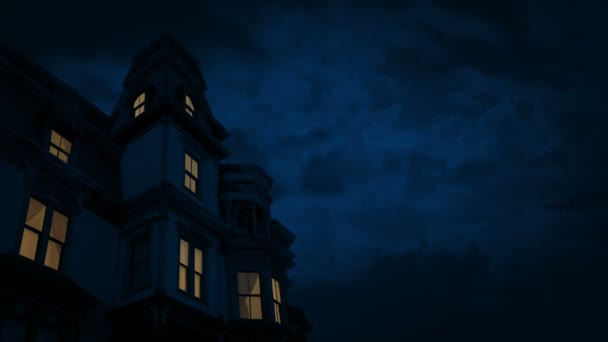 Děsivé starý dům s rozsvícenými světly v noci - Záběry, video