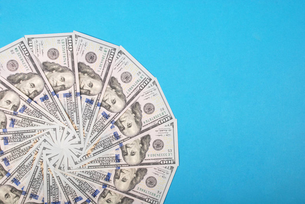 Μάνταλα καλειδοσκόπιο από χρήματα. Αφηρημένη χρήματα Φόντο raster μοτίβο επανάληψης μάνταλα κύκλο. Σε μπλε φόντο. - Φωτογραφία, εικόνα