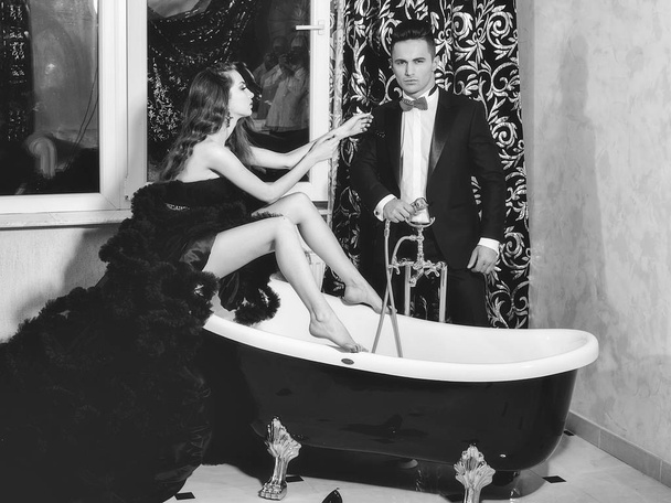 elegant couple in bath - Фото, зображення