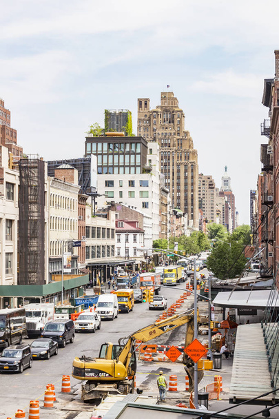 Uma imagem típica de Nova York com obras rodoviárias e ruas com muito tráfego em Nova York, EUA
 - Foto, Imagem