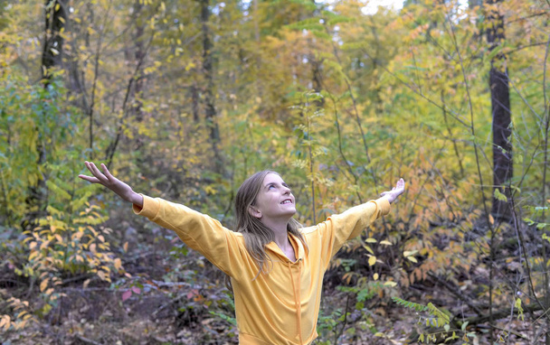 ευτυχισμένος έφηβος επευφημίες στο δάσος - Φωτογραφία, εικόνα
