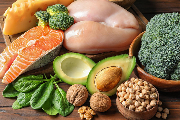 Comida natural diferente na mesa. Dieta rica em proteínas
 - Foto, Imagem