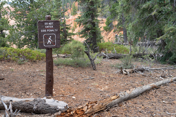 Bryce Canyonin kansallispuistoon lähetetty varoitusmerkki kertoo turisteille suljetusta alueesta ja uhkaa 100 dollarin sakkoa. Älä astu sisään
 - Valokuva, kuva