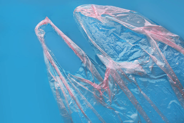 Műanyag táska, úszó a víz felszínén, felülnézet. Óceán környezetszennyezés fogalma - Fotó, kép