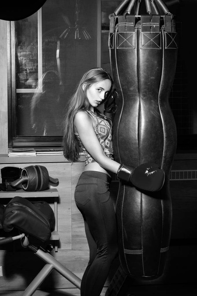 Ładna dziewczyna bokser wykrawania - Zdjęcie, obraz