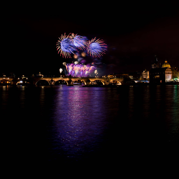 Prága üdvözölte a 2019 hagyományos tűzijáték az új évre-18.00. A nevem Prague ingyenes vagy 30 év óta a bársonyos forradalom. A fény show jelenik meg öt képek mindegyike egy szakaszban az utazás szabadságát 1989-ben. - Fotó, kép