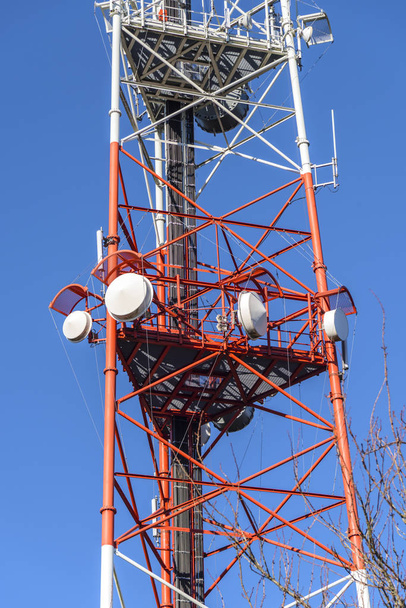 Спілкування і стільниковий телефон башта у парку Портленд штату Орегон. - Фото, зображення