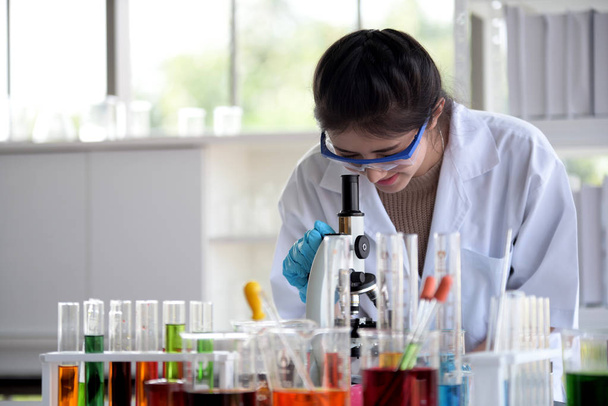 Mladí vědci experimentují s vědou na asijské vědec drží zkumavky v laboratoři. Vědci pracují ve vědeckých laboratořích. Laboratoře a laboratorní Equipment.microbiological analýza, lékařství. - Fotografie, Obrázek
