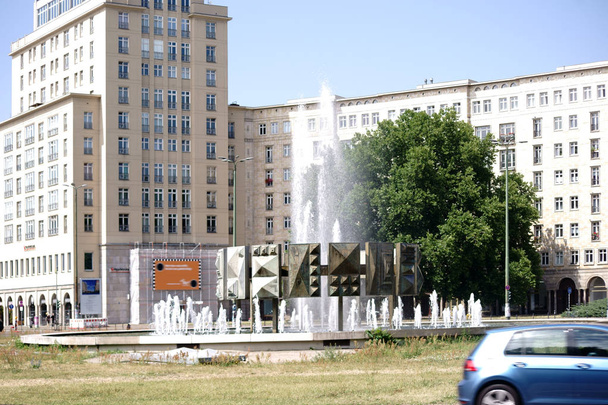 Фонтан плаваючі кільця на Strausberger площі / води fountain Schwebender кільце на площі Strausberger та в Карл-Маркс-алея з кільцевої трафіку в Берліні - Фото, зображення