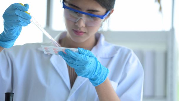 Científica femenina está trabajando en laboratorio
 - Foto, Imagen