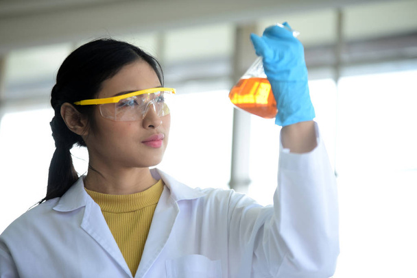 Vrouwelijke wetenschapper werkt in laboratorium  - Foto, afbeelding