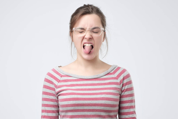 欧州の若い女性は舌のいたずらであることを示しています. - 写真・画像