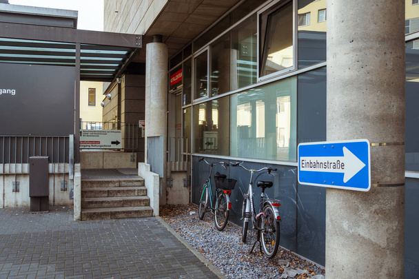 19 de octubre de 2018 Alemania. Clínica Helios Krefeld. Modo de transporte ecológico en bicicleta en Europa. Aparcamiento de bicicletas en el territorio de la clínica del hospital en Alemania
. - Foto, imagen