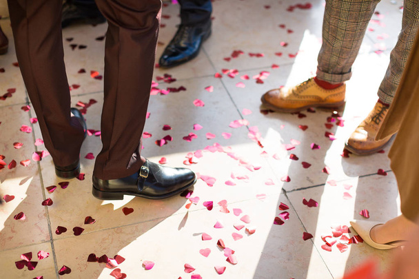 piernas masculinas de pie en el suelo de baldosas durante la fiesta de estilo retro
 - Foto, imagen