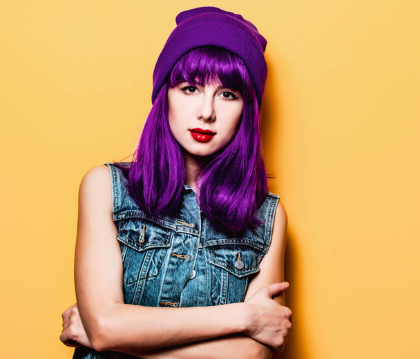 紫の髪の若いスタイル内気な少女 - 写真・画像