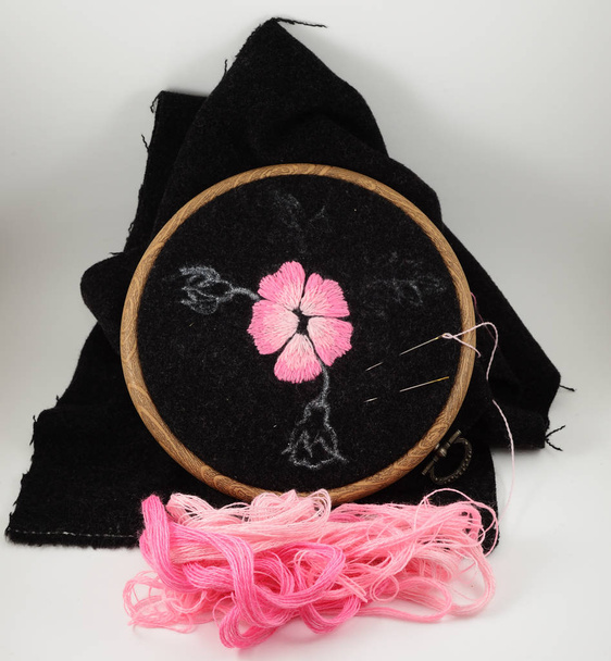 フープとピンクの糸で刺繍 - 写真・画像