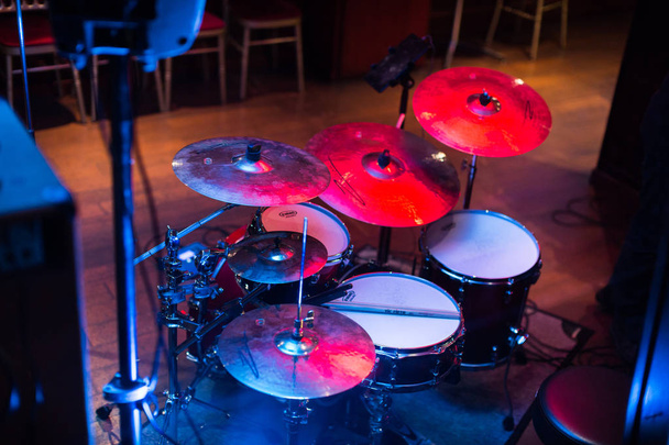 Nahaufnahme von Schlagzeug und Sticks im Scheinwerferlicht - Foto, Bild