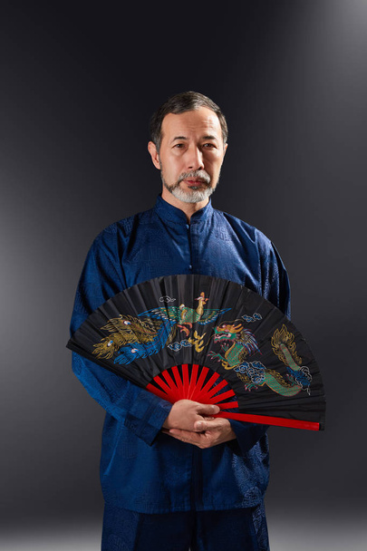 Senior master gyakorló qi qong taijiquan stúdióban. Gyakorlás légzés és a harcművészet mozog, hagyományos kínai qi energia menedzsment torna - Fotó, kép