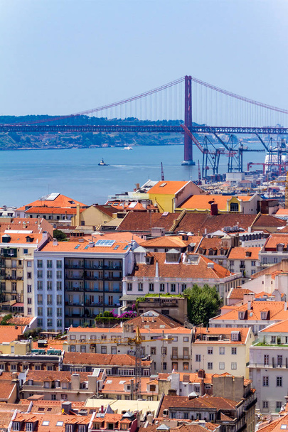 Θέα πάνω από την πλατεία εμπορίου το καλοκαίρι στο κέντρο της πόλης Λισαβόνα, Πορτογαλία - Φωτογραφία, εικόνα