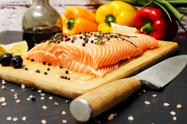 свежеприготовленный лосось на доске с приправами крупным планом
 - Фото, изображение