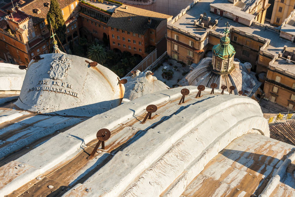 Particular do telhado da Cúpula de São Pedro na Cidade do Vaticano
 - Foto, Imagem