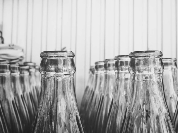 Nahaufnahme leerer Flaschen auf Hintergrund - Foto, Bild