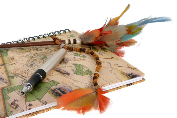 Carnet de voyage avec stylo et plumes
 - Photo, image
