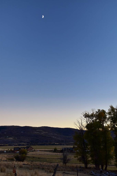 Panoramiczny widok krajobraz od Kamy i Samak off Utah Highway 150, widok z tyłu Mount Timpanogos w pobliżu zbiornika wodnego Jordanelle w Wasatch z powrotem Gór Skalistych i Cloudscape. Ameryka. - Zdjęcie, obraz