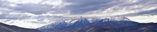 Panorama panoramico vista da Kamas e Samak al largo Utah Highway 150, vista sul retro del Monte Timpanogos vicino Jordanelle Reservoir nel Wasatch indietro Montagne Rocciose, e Cloudscape. Stati Uniti
. - Foto, immagini