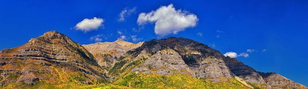 Vue panoramique du paysage depuis Kamas et Samak au large de l'autoroute 150 de l'Utah, vue de l'arrière du mont Timpanogos près du réservoir Jordanelle dans les montagnes Rocheuses Wasatch back, et Cloudscape. Amérique
. - Photo, image