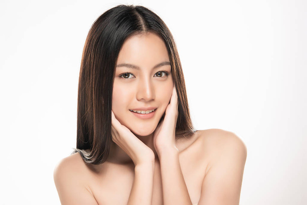 Krásná mladá asijská žena s čistou svěží pletí vzhled. Péče o krásnou tvář. Ošetření obličeje. Kosmetika, krása a lázně. - Fotografie, Obrázek